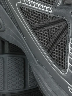 Sneakers|Sportbekleidung|Primark Low-Top-Sportsneaker Mit Einsätzen Anthrazitfarben