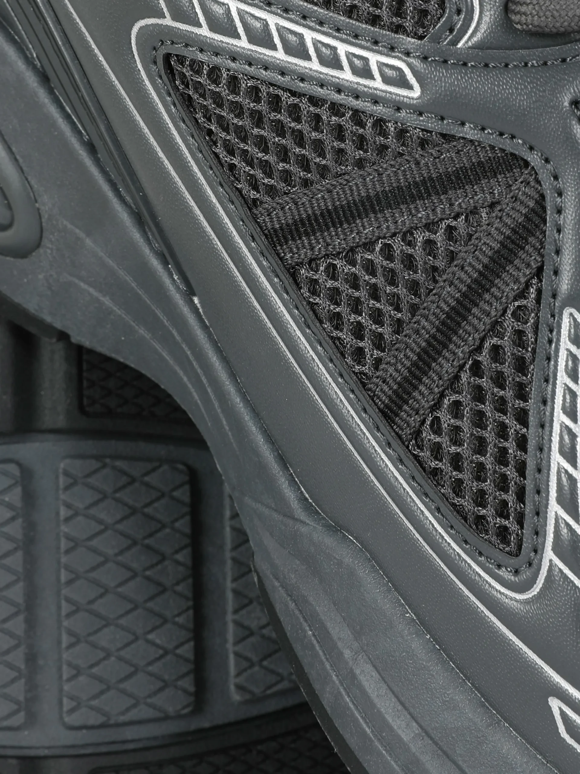 Sneakers|Sportbekleidung|Primark Low-Top-Sportsneaker Mit Einsätzen Anthrazitfarben