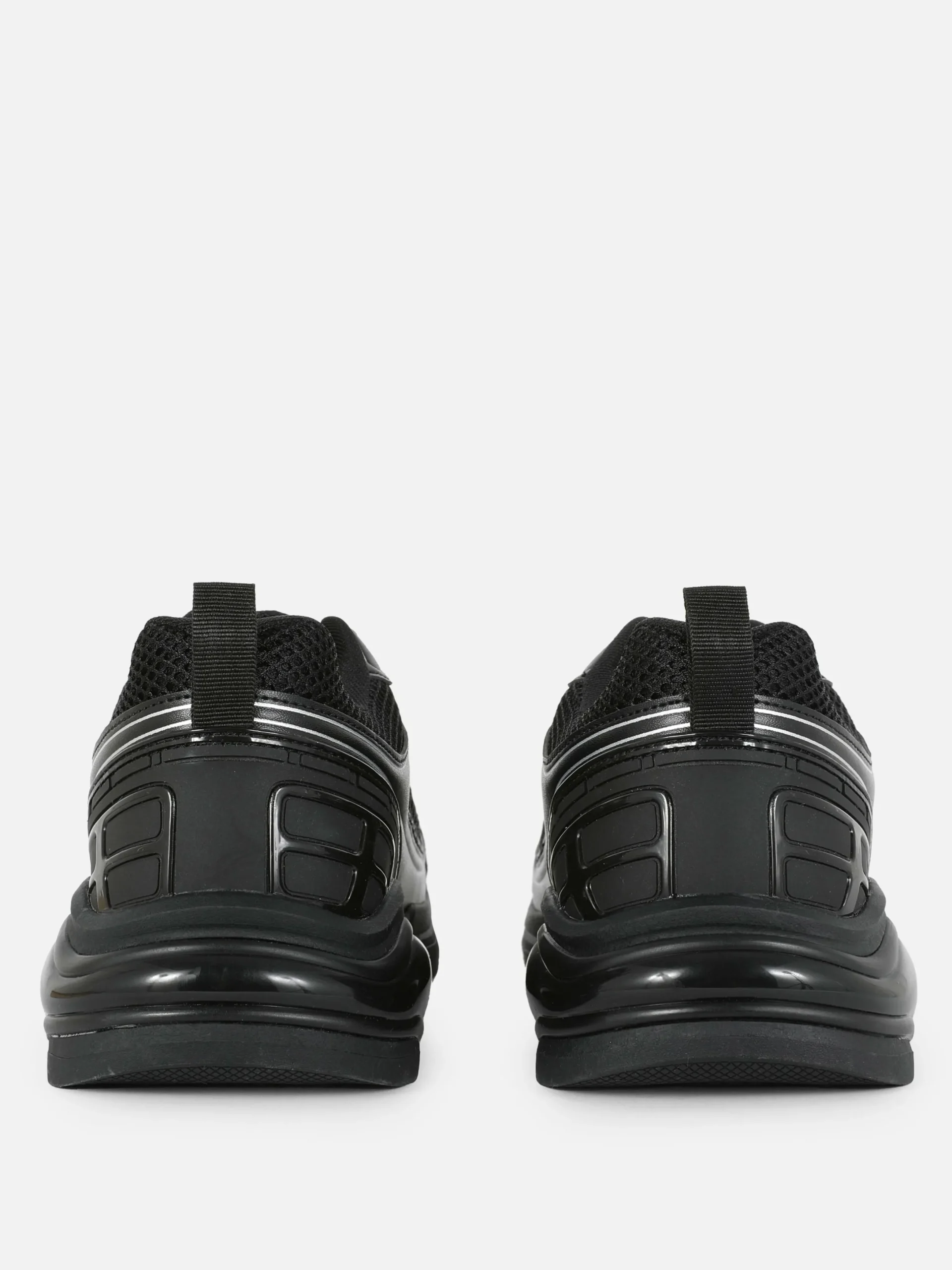 Sneakers|Sportbekleidung|Primark Low-Top-Sportsneaker Mit Einsätzen Schwarz